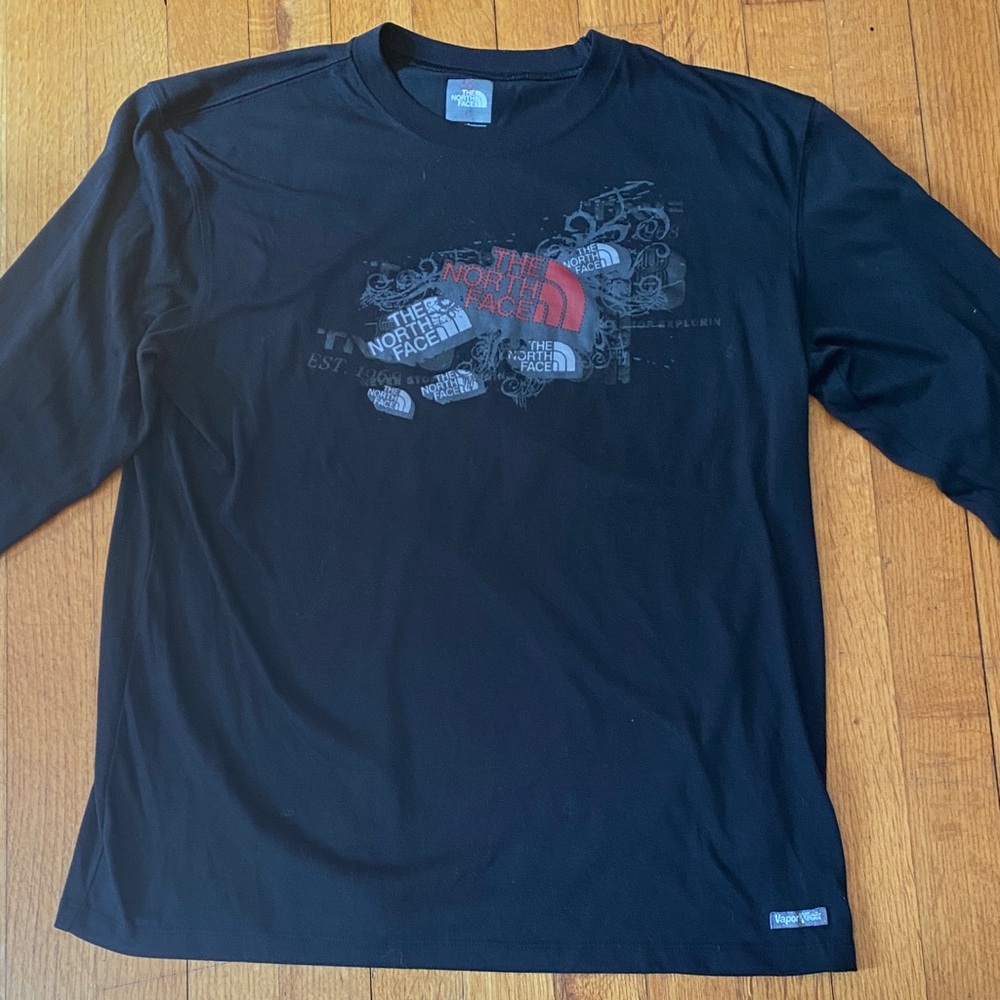 The North Face boys Long Sleeve Logo Tee - Black with Red Accent